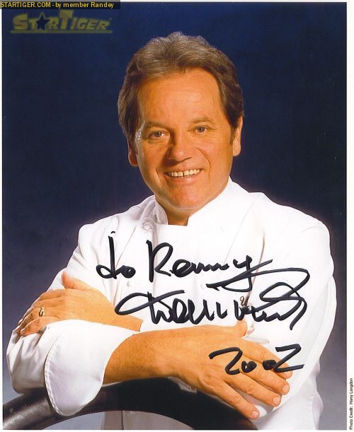 wolfgang-puck-autograph-collection-entry-at-startiger